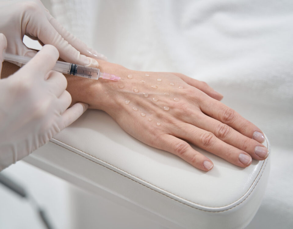 Choosing Between Non-Invasive and Surgical Cosmetic Dermatology Options